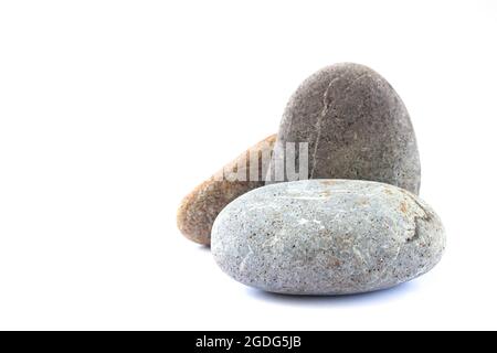 Steinpodium oder Plattform für kosmetische Produkte oder andere Objekte. Kieselsteine isoliert auf weißem Hintergrund Stockfoto