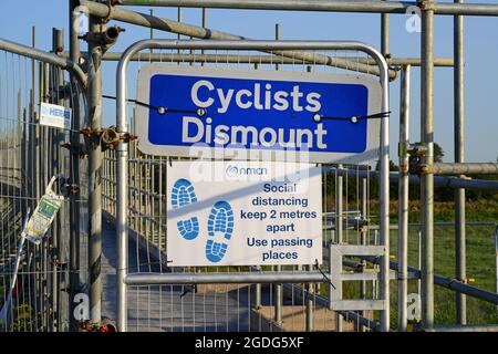 Fußgänger- und Fahrradzugang und Warnschild mit sozialer Distanz durch die Baustelle bei der Rekonstruktion der hagg-Brücke in der Nähe von Melbourne Yorkshire uk Stockfoto