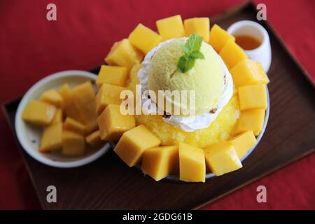 Rasiert Eis Dessert mit frischer Mango Stockfoto