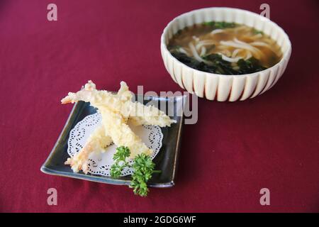 Udon Nudeln mit Shrimp Tempura Stockfoto