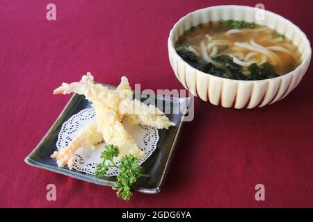 Udon Nudeln mit Shrimp Tempura Stockfoto