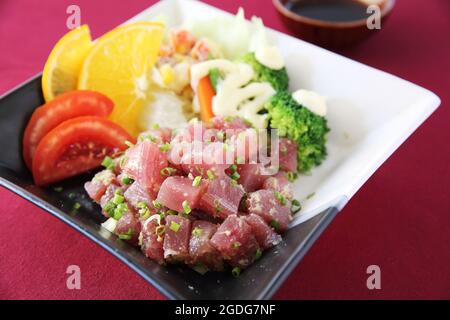 Roher Thunfisch-Salat Stockfoto