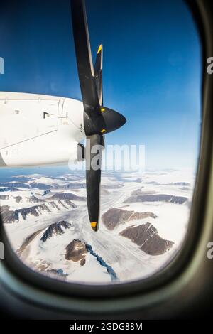 Blick auf Propeller und Gletscher durch das Flugzeugfenster. Stockfoto