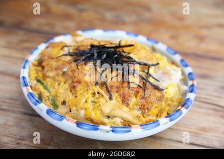 Katsudon frittiertes Schweinekotelett mit Ei auf Reis Stockfoto