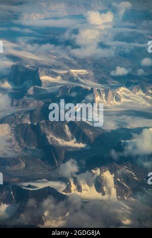 Blick aus der Vogelperspektive auf Gletscher und Berge, Baffin Island Kanada. Stockfoto