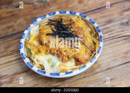 Katsudon frittiertes Schweinekotelett mit Ei auf Reis Stockfoto