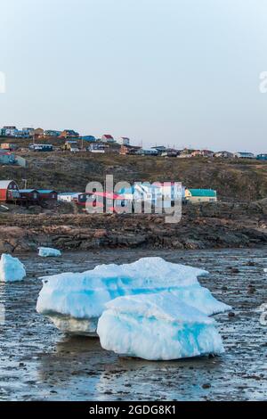 Meereis im Hafen und in der Stadt Iqaluit, Kanada. Stockfoto