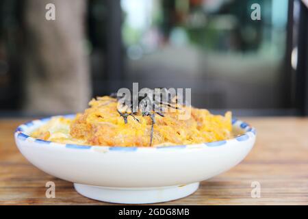 Katsudon frittiertes Schweinekotelett mit Ei auf Reis Stockfoto