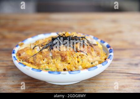 Katsudon frittiertes Schweinekotelett mit Ei auf Reis Stockfoto