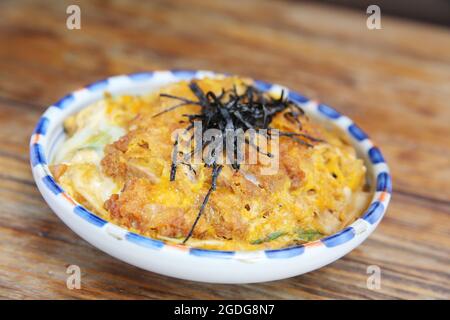 Katsudon frittiertes Schweinekotelett mit Ei auf Reis Stockfoto