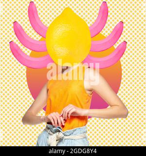 Kreative Kunstcollage. Junge Frau mit Zitrone und Bananen geleitet.Sommerstimmung Stockfoto