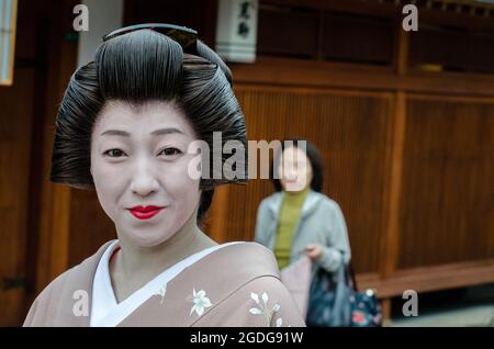 Geisha-Porträt über den Geisha-Bezirk in den Kanazawa-Straßen. Stockfoto