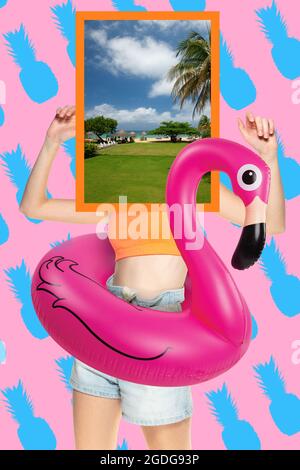 Sommerstimmung, Vibes. Junge Frau mit Bild von Strand und Schwimmkreis über hellen gemusterten Hintergrund. Stockfoto