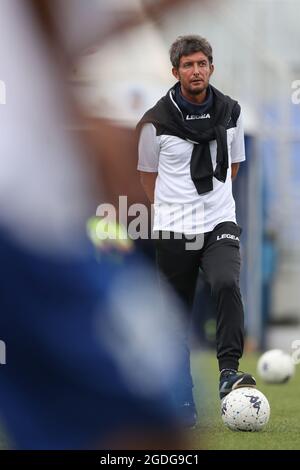 Novaro, Italien, 7. August 2021. Giacomo Gattuso Cheftrainer von Como schaut beim Warm-Up vor dem Coppa Italia-Spiel im Stadio Silvio Piola, Novaro, auf. Bildnachweis sollte lauten: Jonathan Moscrop / Sportimage Stockfoto