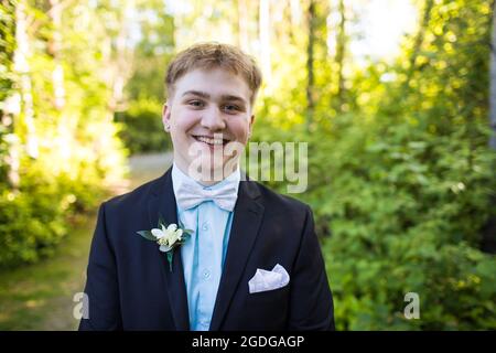 Porträt eines glücklichen, hübschen jungen Mannes, der Anzug trägt. Stockfoto