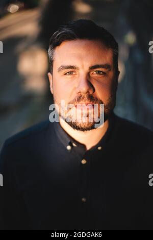Porträt eines Mannes, der im Sommer in der Stadt steht Stockfoto