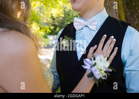 Die junge Frau, die eine Corsage trägt, berührt die Brust ihres Partners Stockfoto