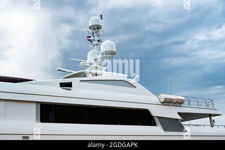 Teil einer Yacht oder einer Antenne eines Schiffes aus der Nähe. Stockfoto