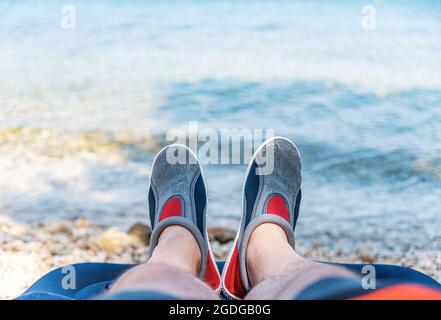 Beine eines Mannes in Schuhen zum Schwimmen. Stockfoto