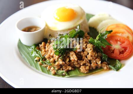 Thai Food Reis mit gebratenem Schweinefleisch und Basilikum Stockfoto