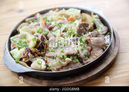 Japanische Küche Schweinefleisch mit Ingwer auf Pfanne in Holz Hintergrund Stockfoto