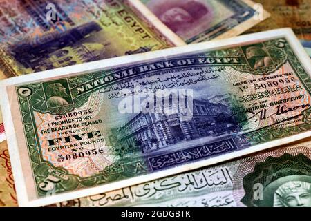 Alte ägyptische Pfund Geld Banknoten Hintergrund zur Zeit des Königreichs Ägypten und Sudan, Altes ägyptisches Geld, Vintage Retro Stockfoto