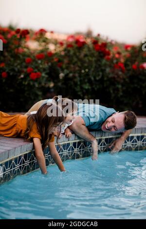 Vater und Töchter spielen in Fountain in San Diego Stockfoto
