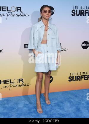 12. August 2021, Santa Monica, Kalifornien, USA: Sarah Hyland nimmt an ABC's ''Bachelor in Paradise'' und ''The Ultimate Surfer'' Premiere Teil. (Bild: © Billy Bennight/ZUMA Press Wire) Stockfoto