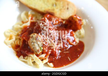 Spaghetti Fettucine Bolognese mit Fleischbällchen Stockfoto