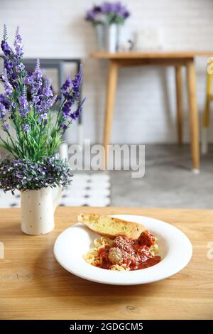 Spaghetti Fettucine Bolognese mit Fleischbällchen Stockfoto