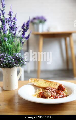 Spaghetti Fettucine Bolognese mit Fleischbällchen Stockfoto