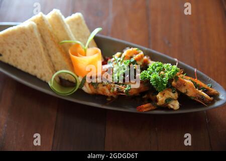 Zischende Chili-Garnelen mit Brot Stockfoto