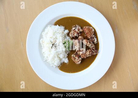 Reis mit gebratenem Huhn auf Holz Hintergrund Stockfoto