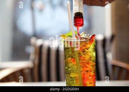 beerencocktail, der mit Limette funkelte Stockfoto