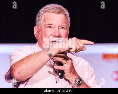 Orlando, Usa. August 2021. Der Schauspieler William Shatner, bekannt für seine Darstellung von Captain James T. Kirk von der USS Enterprise in der Star Trek Fernsehserie und Filmen, spricht bei einer Q&A Session am Eröffnungstag der MEGACON im Orange County Convention Center. Die 4-tägige Konferenz richtet sich an die Communities Comic, Sci-Fi, Anime, Fantasy und Gaming, Und mit Prominenten-Auftritten. Aufgrund der derzeitigen Spitzenrate bei COVID-19-Fällen in Florida müssen alle Teilnehmer Gesichtsmasken tragen. (Foto von Paul Hennessy/SOPA Images/Sipa USA) Quelle: SIPA USA/Alamy Live News Stockfoto