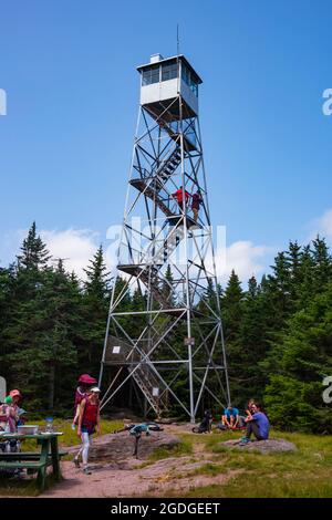 Hardenburgh, NY, USA - 31. Juli 2021: Der Balsam Lake Fire Tower in 3730 Metern Höhe in den Catskill Mountains ist einer von fünf Aussichtstürmen, die einen Feuerturm errichten Stockfoto