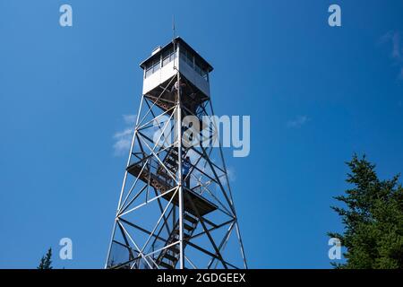 Hardenburgh, NY, USA - 31. Juli 2021: Der Balsam Lake Fire Tower in 3730 Metern Höhe in den Catskill Mountains ist einer von fünf Aussichtstürmen, die einen Feuerturm errichten Stockfoto