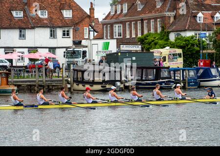 Henley-upon-Thames, Oxfordshire, Großbritannien. August 2021. Ruderer nach dem Rennen am dritten Tag der Henley Royal Regatta. Quelle: Maureen McLean/Alamy Live News Stockfoto