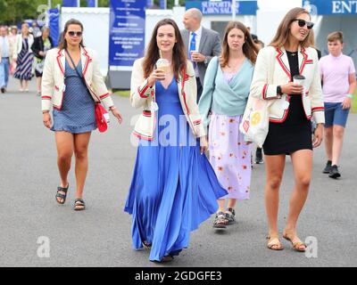 Henley auf der Themse, Großbritannien. August 2021. Henley-on-Thames, 13. August 2021. Am dritten Tag der Henley Royal Regatta 2021 kommen vier junge Frauen zu diesem Anlass gekleidet an. Quelle: Uwe Deffner/Alamy Live News Stockfoto