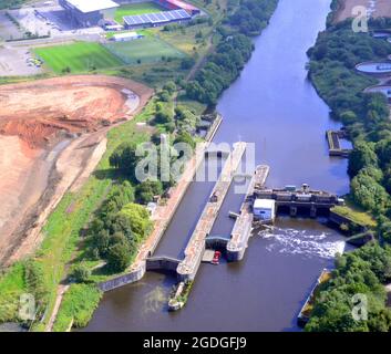 Manchester, Großbritannien. August 2021. Manchester, Trafford, Greater Manchester und District aus der Luft gesehen. Manchester Ship Canal und Schleusen. Quelle: Terry Waller/Alamy Live News Stockfoto