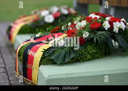 Geisa, Deutschland. August 2021. Kränze liegen bei einer Gedenkveranstaltung der Thüringer CDU zum Gedenken an den Bau der Berliner Mauer vor 60 Jahren und der innerdeutschen Division am Gedenkpunkt Alpha am Denkmal der innerdeutschen Division. Quelle: Swen Pförtner/dpa-Zentralbild/dpa/Alamy Live News Stockfoto