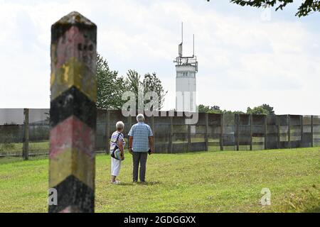 Geisa, Deutschland. August 2021. Blick auf einen ehemaligen Aussichtsturm hinter einem Grenzzaun an der Point Alpha Gedenkstätte. Zum Gedenken an den Bau der Berliner Mauer vor 60 Jahren und die innerdeutsche Teilung wurde eine Gedenkveranstaltung abgehalten. Quelle: Swen Pförtner/dpa-Zentralbild/dpa/Alamy Live News Stockfoto