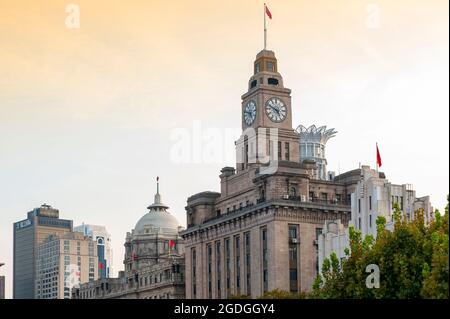 Historisches Gebäude des Zollhauses neben dem Hong Kong and Shanghai Banking Corporation (HSBC) Building on the Bund in Shanghai, China Stockfoto