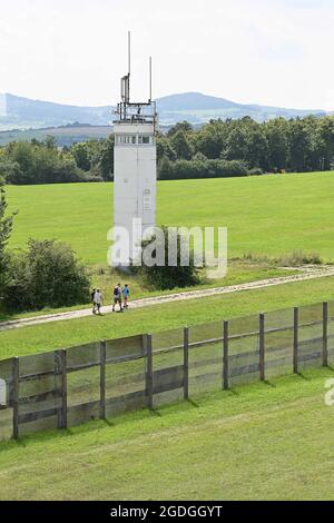 Geisa, Deutschland. August 2021. Blick auf einen ehemaligen Aussichtsturm hinter einem Grenzzaun an der Point Alpha Gedenkstätte. Zum Gedenken an den Bau der Berliner Mauer vor 60 Jahren und die innerdeutsche Teilung wurde eine Gedenkveranstaltung abgehalten. Quelle: Swen Pförtner/dpa-Zentralbild/dpa/Alamy Live News Stockfoto