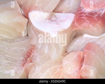 Haifische, Haie-Fische, Haifischstücke, frisch aufgeschnittene, irisierende Haie oder gestreifte Welse, Haischeiben, Haischeiben, Stockfoto