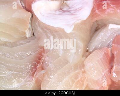 Haifische, Haie-Fische, Haifischstücke, frisch aufgeschnittene, irisierende Haie oder gestreifte Welse, Haischeiben, Haischeiben, Stockfoto