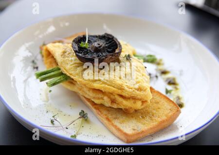 Rührei mit Brot Spargel und Pilz in der Nähe Stockfoto