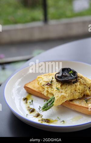 Rührei mit Brot Spargel und Pilz in der Nähe Stockfoto