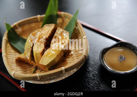 Gegrillte Auberginen mit Miso Dip japanischen Speisen Stockfoto