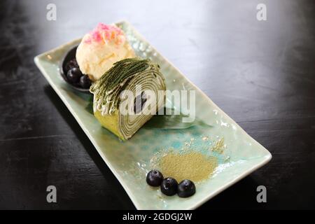 Kuchen mit grünem Tee und Eis Stockfoto